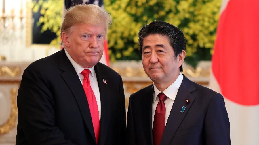 27.mai.2019 - Presidente dos Estados Unidos, Donald Trump, com o primeiro-ministro do Japão, Shinzo Abe - Eugene Hoshiko/Pool via Reuters