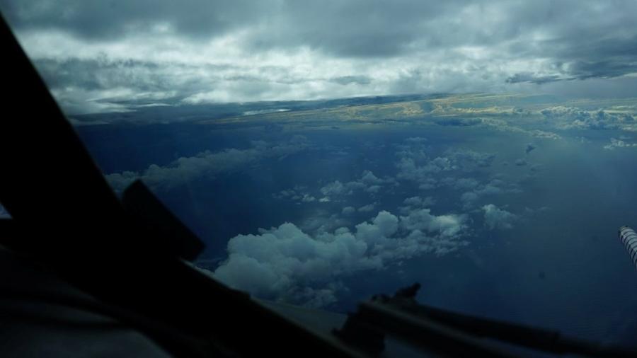 30.ago.2019 - Avião faz voo de reconhecimento sobre nebulosidade do furacão Dorian, no Atlântico - Robert Mitchell/NOAA/Handout via REUTERS