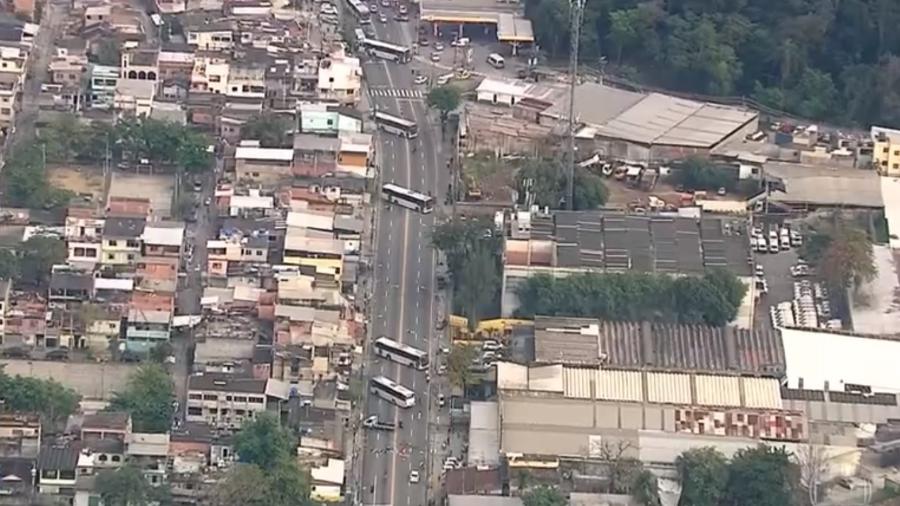 Imagens captadas pela Rede Globo mostram até cinco ônibus atravessados na rua Edgard Werneck, altura da Linha Amarela, na Cidade de Deus - Reprodução/TV Globo