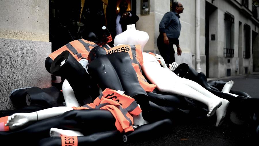 ONG Repórteres Sem Fronteiras (RSF) espalhou manequins desmembrados em frente ao consulado saudita na França em decorrência do aniversário de morte do jornalista Jamal Khashoggi - Philippe Lopez/AFP