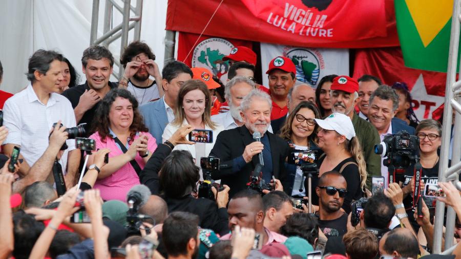 Lula discursa para apoiadores em Curitiba após deixar a carceragem da PF -  GISELE PIMENTA/FRAMEPHOTO/ESTADÃO CONTEÚDO