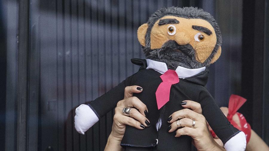 Boneco de pano Lula, vendido a R$ 50 em frente ao Sindicato dos Metalúrgicos do ABC - Eduardo Knapp/Folhapress