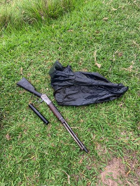 Polícia diz que carabina utilizada no crime foi encontrada enrolada em um saco plástico em propriedade rural do tio do suspeito - Polícia Civil/Divulgação