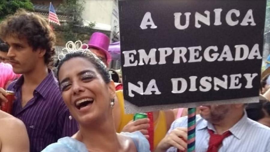 Carina Mello usou frase polêmica de ministro da Economia, Paulo Guedes, e criou fantasia no bloco de Carnaval "Céu na Terra", no Rio - Foto: Jan Niklas