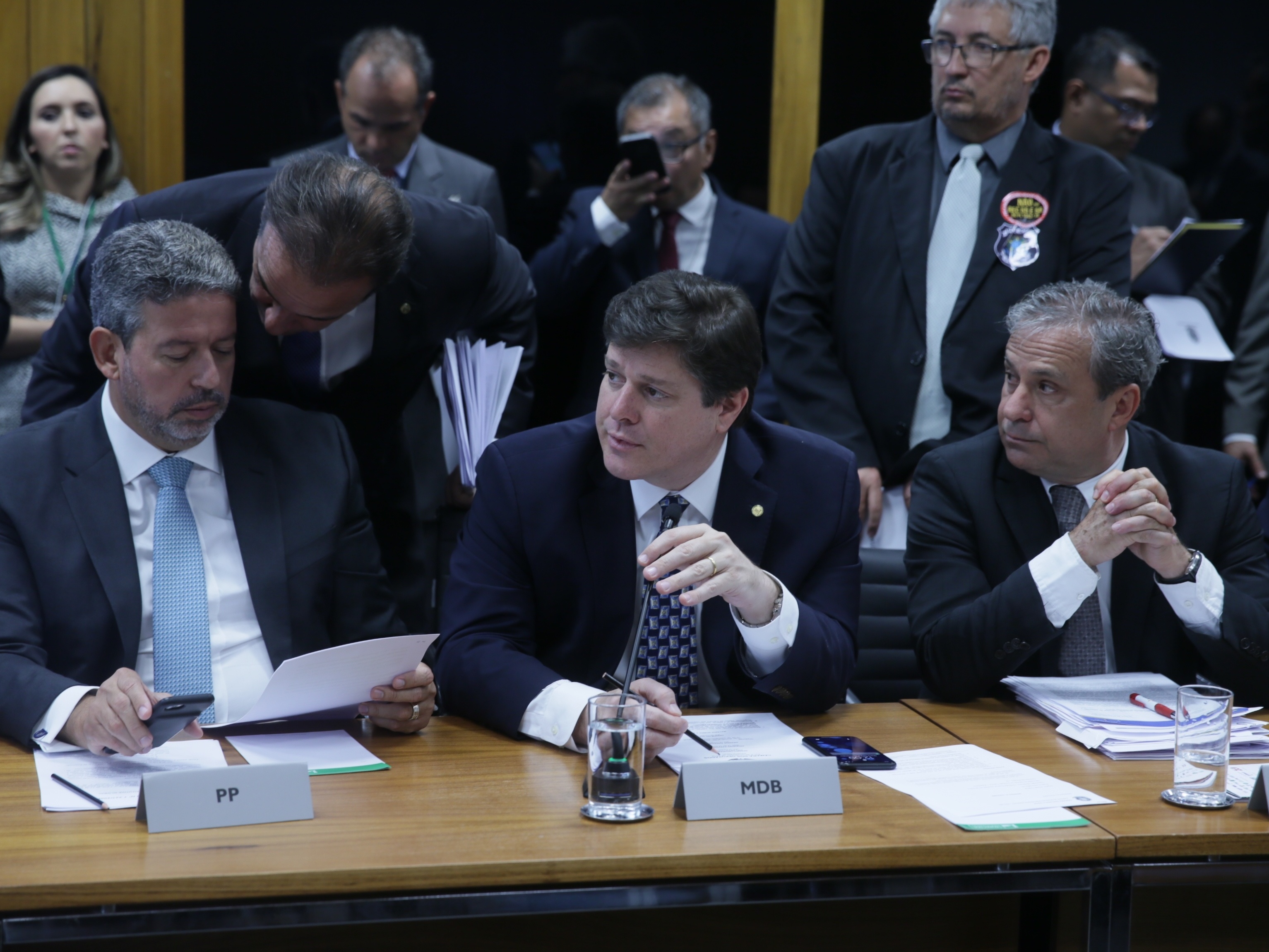 Se Baleia vencer presidência da Câmara, Bolsonaro dará mais cargos ao MDB