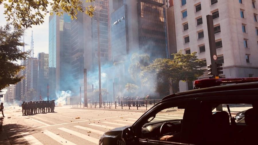 PM usa bombas para dispersar manifestação na avenida Paulista, em São Paulo (31.mai.2020) - Aiuri Rebello/UOL