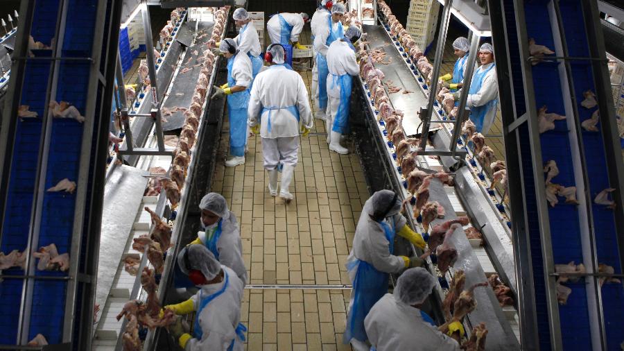 Asas de frango brasileiras testaram positivo para coronavírus na China - Por Jake Spring