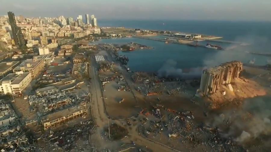 Imagens captadas por drone mostram a destruição na área portuária de Beirute, no Líbano, após a megaexplosão de terça-feira (4) - Reprodução/Ruptly