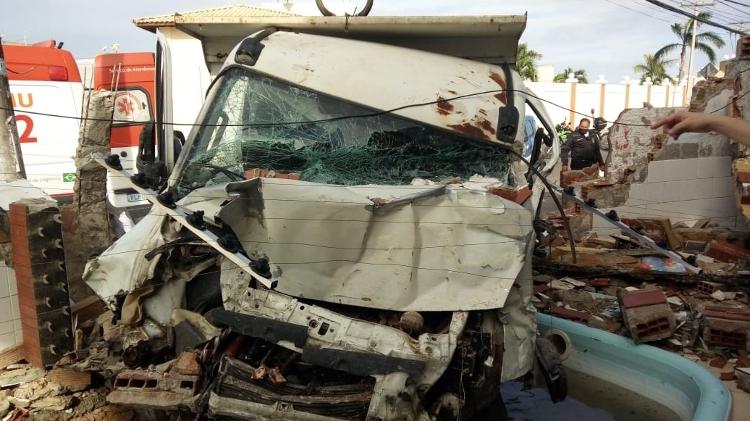 Caminhão derruba muro e cai em piscina de condomínio em Salvador 01 - Divulgação/Transalvador - Divulgação/Transalvador