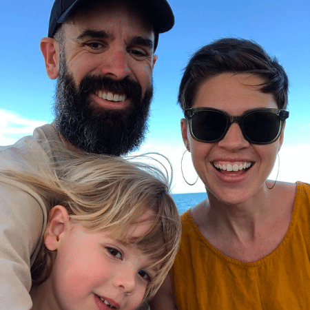 Kyl Myers, o marido Brent e a criança sem gênero Zoomer - Reprodução/Instagram