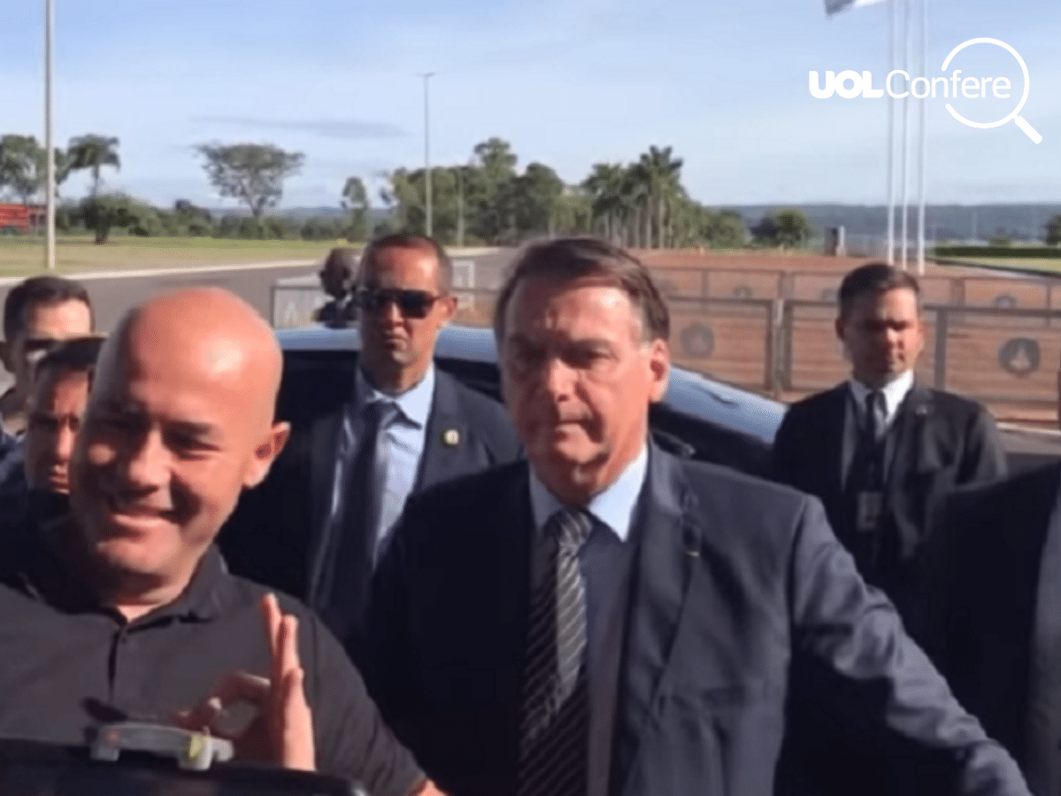 Bolsonaro já repreendeu apoiador por usar mesmo gesto feito por assessor