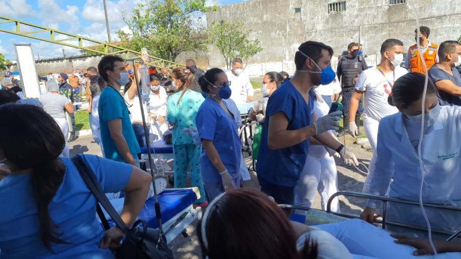 28 mai. 2021 - Pacientes são evacuados do Hospital Doutor Nestor Piva, em Aracaju, capital do Sergipe, após incêndio - Magna Santana/Divulgação