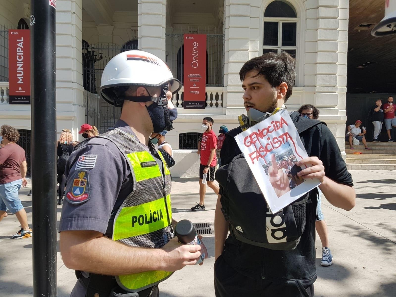 7.set.2021- PM faz revista pessoal no Vale do Anhangabaú, em São Paulo. Policial apreendeu spray de um manifestante alegando ser um produto inflamável - José Dacau/UOL