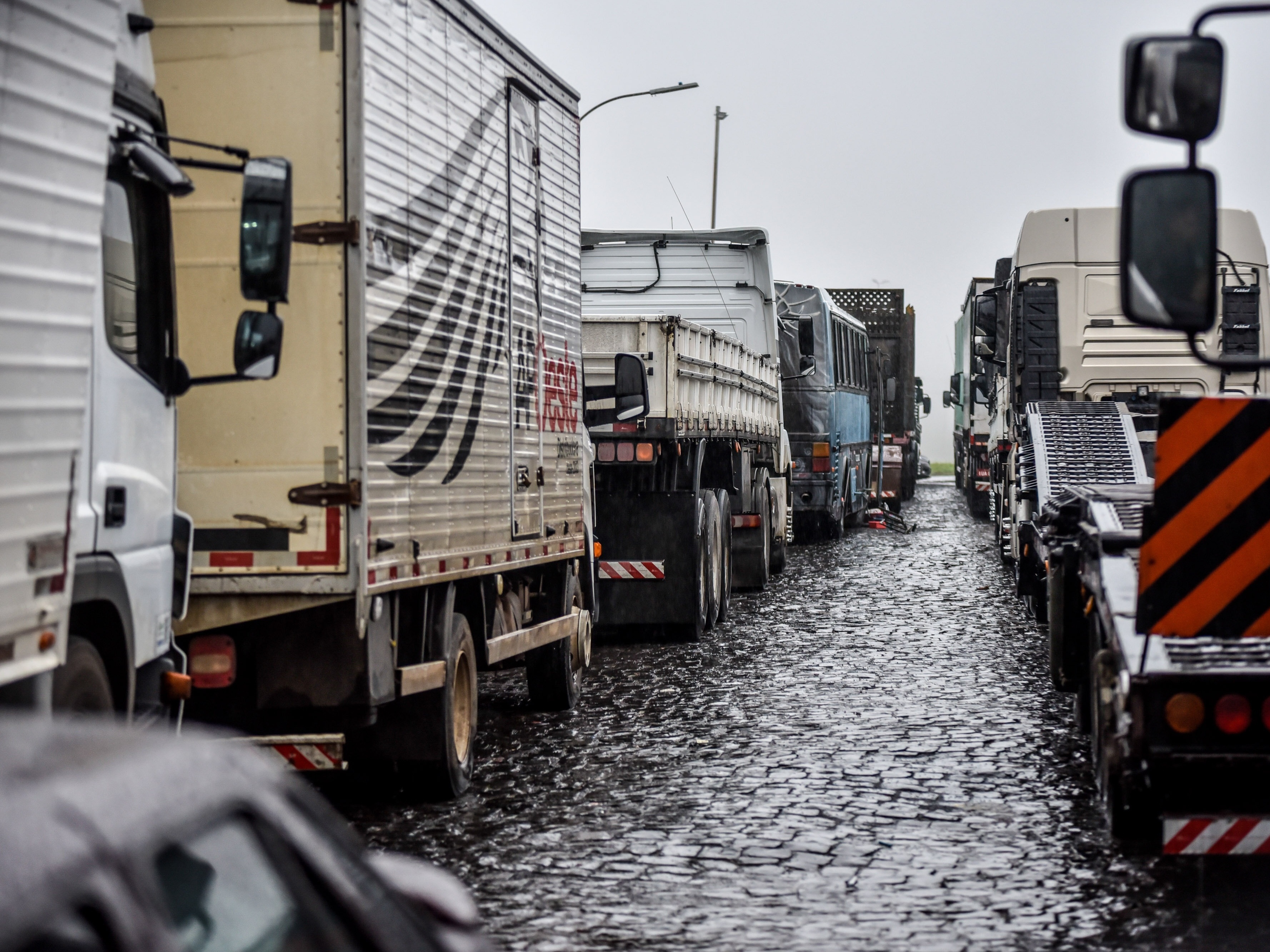 Caminhoneiros cogitam greve para fazer governo Bolsonaro baratear diesel