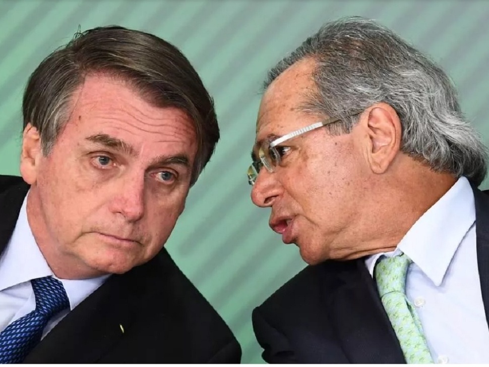 Sufocado pela inflação, Bolsonaro transfere responsabilidade e