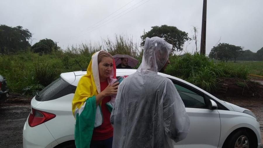 Cristina Trifoni, mãe de um dos desaparecidos após parte do teto de uma grupa desabar em Altinópolis (SP), aguarda por informações - Luiz Fernando Figliagi/UOL
