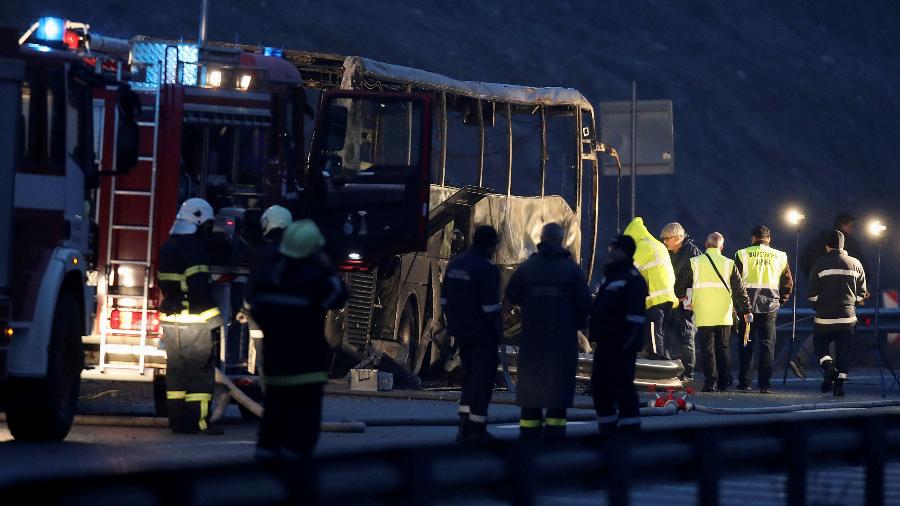 Local onde um ônibus sofreu um acidente perto de Bosnek, na Bulgária. Veículo pegou foga. As vítimas seriam da Macedônia e Albânia - REUTERS/Stoyan Nenov