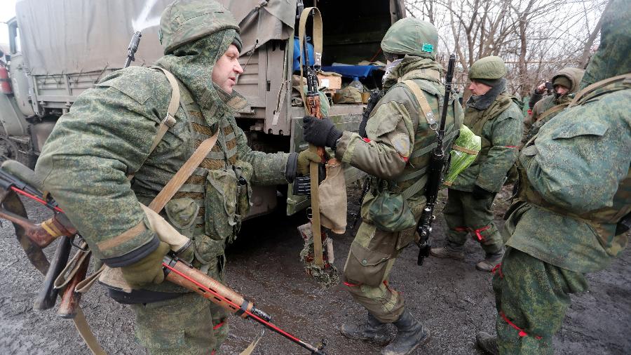 5.mar.2022 - Membros do serviço militar pró-Rússia se reúnem em um assentamento na região de Donetsk - REUTERS