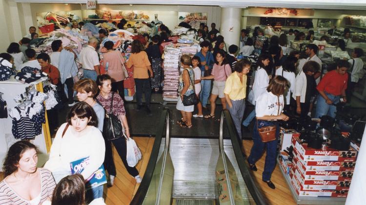 Vista interna do Mappin em São Paulo, em 1996