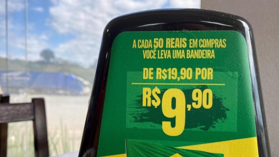 Vendidas por R$ 19,90, as bandeiras saem por R$ 9,90 para quem consumir R$ 50 em posto catarinense - Herculano Barreto Filho/UOL