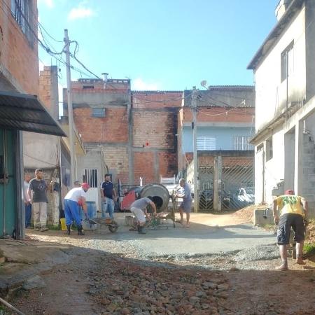 Moradores asfaltam rua em favela da zona sul de SP. - Flavia Santos / UOL
