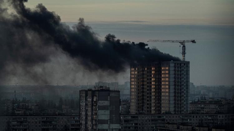 Prédio de Kiev é atingido por míssel russo