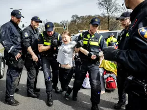 Polícia da Holanda prende Greta Thunberg em manifestação pelo clima