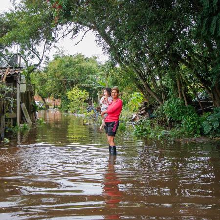 Moradoras de Laranjal em meio a enchente em Pelotas (RS) 