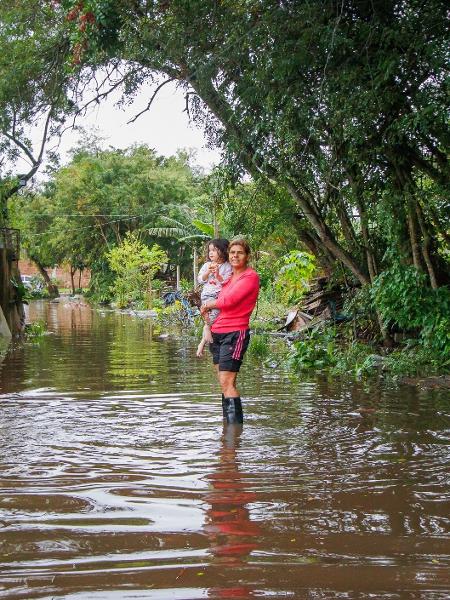 Moradoras de Laranjal em meio a enchente em Pelotas (RS) 