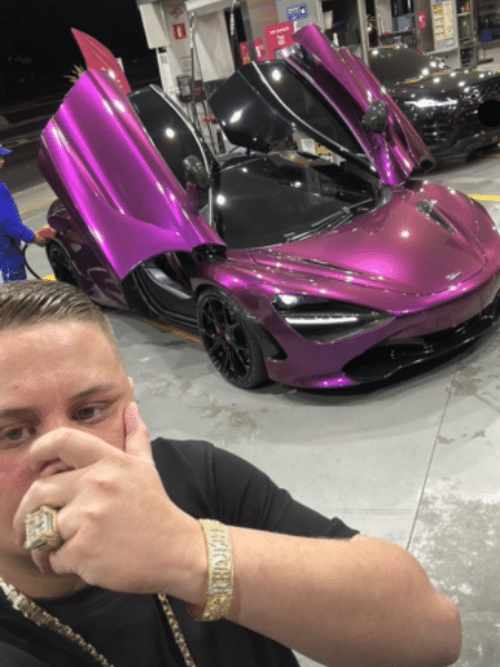 Giliard Santos com a McLaren 720S Coupé que seria apreendida pela polícia