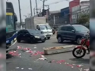 Caixão com corpo cai de carro funerário e atrapalha trânsito em SP; veja