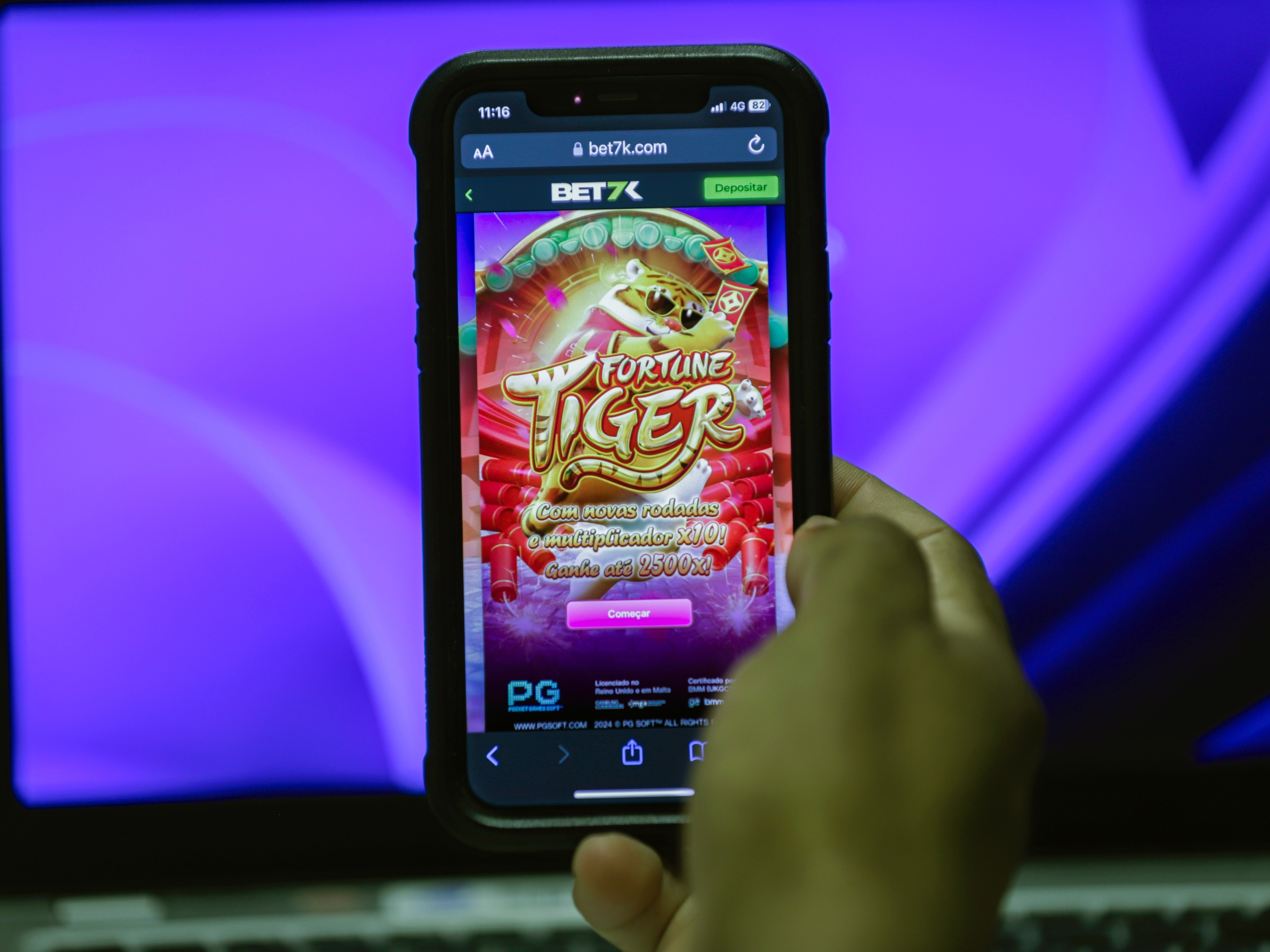 Jogo do Tigrinho atrai 40% dos apostadores endividados das classes D/E