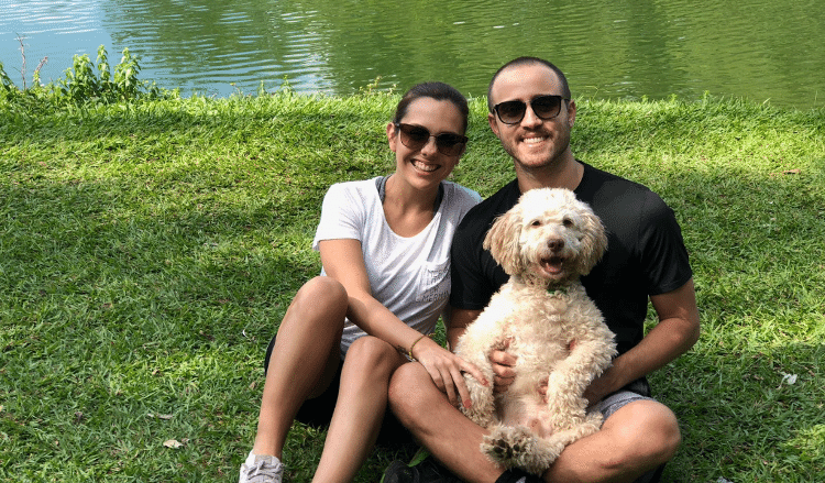 Cão Bartho, com os tutores Marina Guedes Corrêa e Rafael Kahane