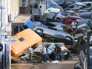 Enchente na Espanha deixa 72 mortos, desaparecidos e rastros de destruição