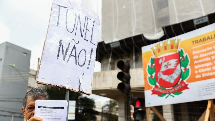 Moradores da Vila Mariana protestam contra corte de 172 árvores e remoção de famílias para construção de túneis -  Marina Uezima/7.out.2024-Brazil Photo Press/Folhapress