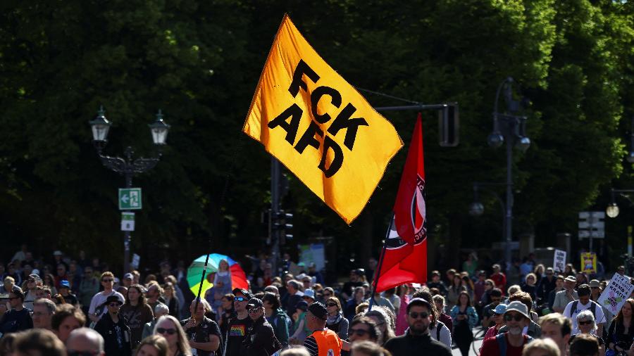 11.mai.2025 - Manifestantes pedem banimento do partido de extrema direita AfD, em Berlim, na Alemanha - Christian Mang/Reuters