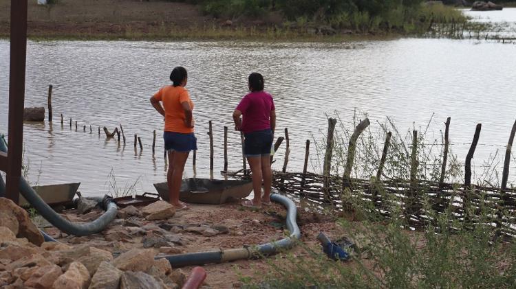 Encanamento que liga um dos açudes a casa dos agricultores Encanamento que liga um dos açudes a casa dos agricultores