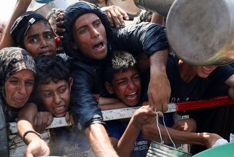 palestinos-se-aglomeram-na-fila-de-distribuicao-de-comida-na-cidade-de-gaza-1753535274300_v2_750x1 Gaza tem cinco mortos por fome em 24 h; ONU vê ajuda ineficiente de Israel…