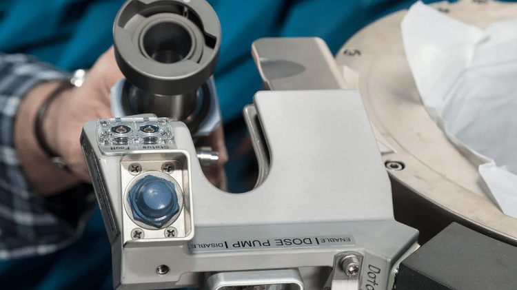 Mangueira de urina do Sistema Universal de Gerenciamento de Resíduos, que permite aos astronautas urinarem sem espaço. Um funil é acoplado à mangueira antes do uso