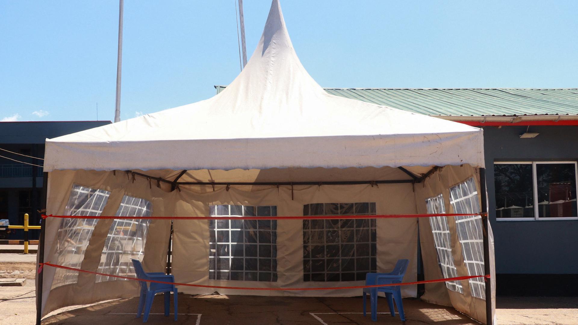 Barraca montada para examinar viajantes nos serviços sanitários do posto de fronteira de Malaba, entre o Quênia e Uganda, após um homem que morava na República Democrática do Congo ter viajado e falecido devido a um novo surto de ebola envolvendo a cepa Bundibugyo no Hospital de Nairóbi, em Malaba, Quênia, em 8 de outubro de 2026. REUTERS/Jackson Adika - undefined