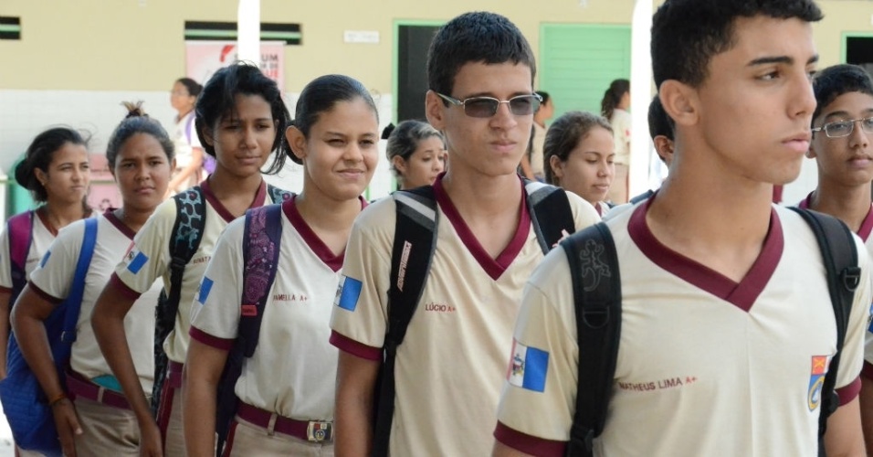 Estudantes marcham e ficam perfilados durante horário de aula na Escola Militar Tiradentes, em Maceió