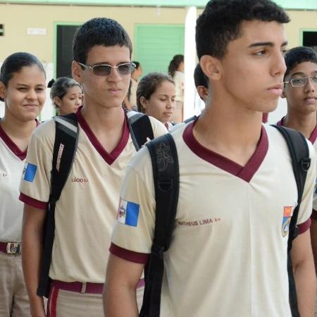 Estudantes marcham e ficam perfilados durante horário de aula na Escola Militar Tiradentes, em Maceió - Beto Macário/UOL