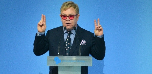 Cantor inglês Elton John faz discurso sobre tolerância e igualdade de direitos durante a 12ª edição do fórum Estratégia Europeia. em Kiev, na Ucrânia