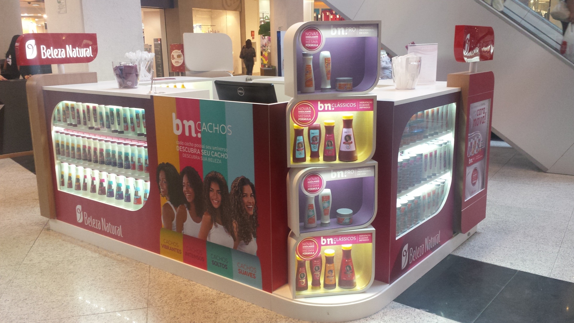 Quiosques do Instituto Beleza Natural, especializado em cabelos crespos e ondulados - Divulgação