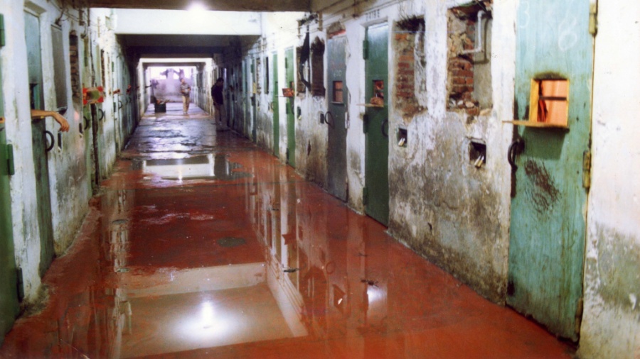 Massacre do Carandiru: corredor alagado de sangue no pavilhão da Casa de Detenção de São Paulo - 2.out.1992 - Niels Andreas/Folhapress