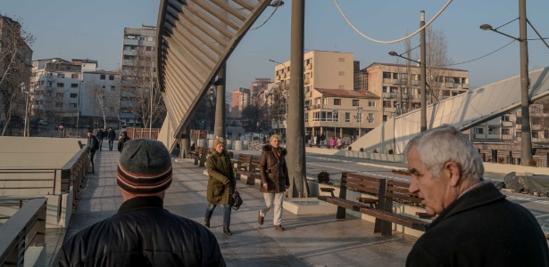 25.jan.2018 - Pessoas atravessam a ponte principal do rio Ibar, que divide as comunidades albanesas e sérvias em Mitrovica, Kosovo - Andrew Testa/The New York Times