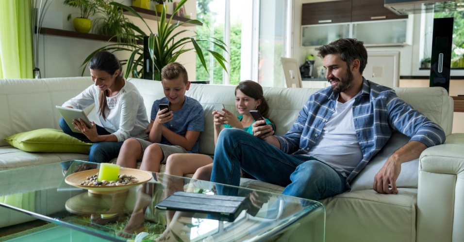 Você pode pagar até 68% menos | Quer economizar na conta de celular? Veja os melhores planos para a família