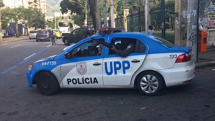 28.jun.2018 - Policiais da UPP (Unidade de Polícia Pacificadora) do Morro dos Macacos, na região norte do Rio, participam de uma operação no local. Um policial militar morreu durante a ação - Luis Kawaguti/UOL