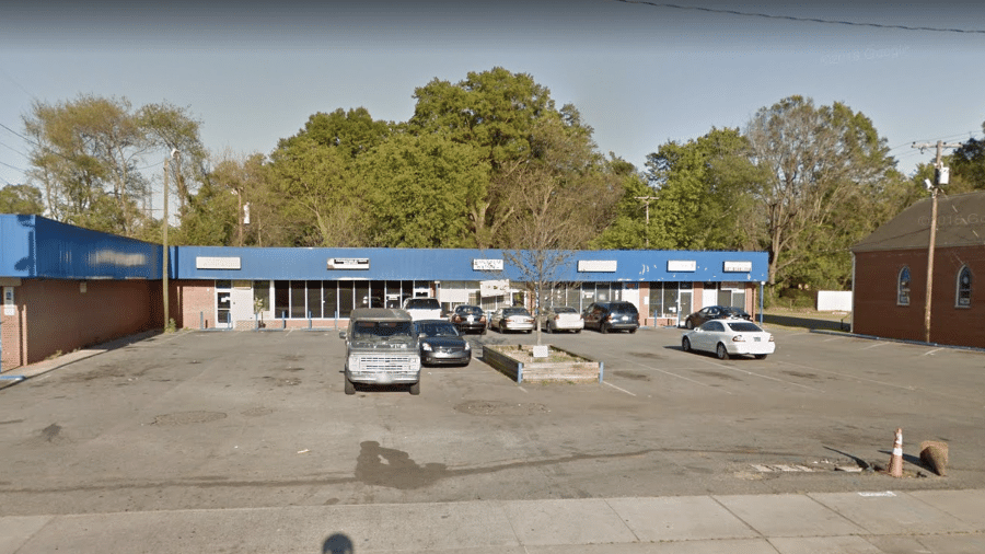 Tentativa de sequestro ocorreu no estacionamento em frente à academia de caratê, em Charlotte - Google Street View