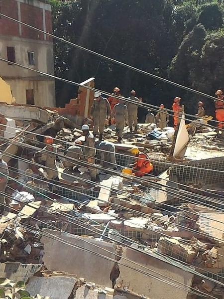 12.abr.2019 - Bombeiros trabalham no local onde dois prédios desabaram na comunidade da Muzema - Reprodução/Twitter/OperacoesRio